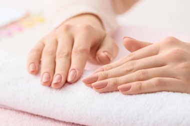 Güzeller güzeli manikürlü bir kadın.