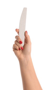 Beyaz arka planda güzel manikürlü ve tırnak törpüsü olan kadın el, yakın plan.