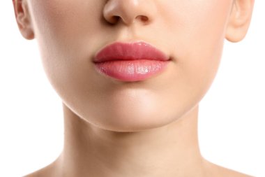 Beyaz arka planda güzel dudakları olan genç bir kadın, yakın plan.