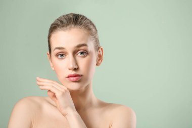 Renkli arka planda güzel bir genç kadının portresi