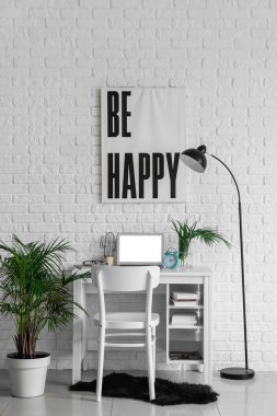 Rahat işyeri olan modern odanın içi