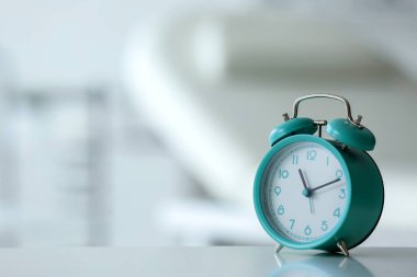 Odadaki masada çalar saat var.