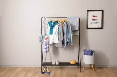 Işık duvarının yanında şık giysilerle dizilin.