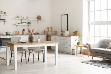 Modern şık yemek odasının içi.