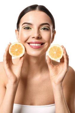 Beyaz arka planda limonlu güzel bir kadın.