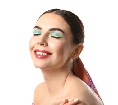 Beyaz arka planda şık makyajlı güzel bir genç kadın.