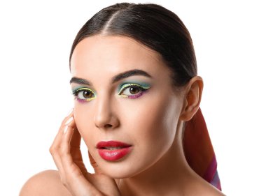 Beyaz arka planda şık makyajlı güzel bir genç kadın.