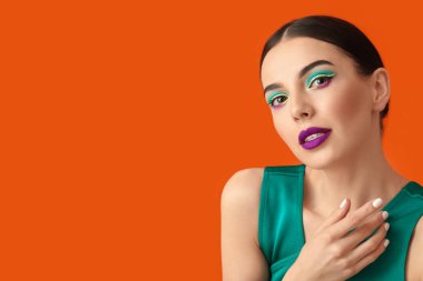 Renkli makyajlı güzel bir genç kadın.