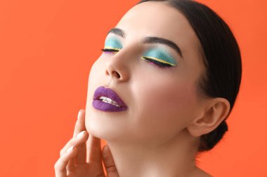 Renkli makyajlı güzel bir genç kadın.