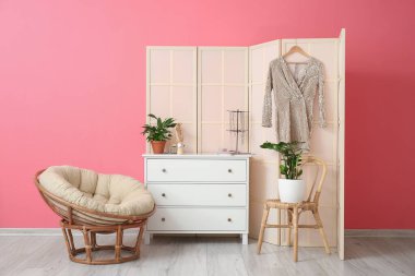 Katlama ekranlı şık bir odanın içi