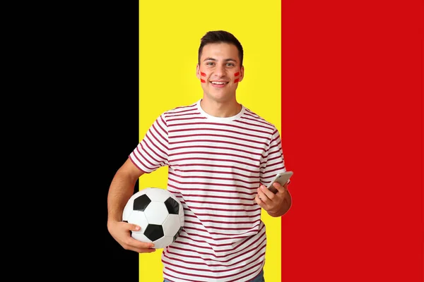 Ung Man Med Fotboll Och Mobiltelefon Mot Belgisk Flagga — Stockfoto
