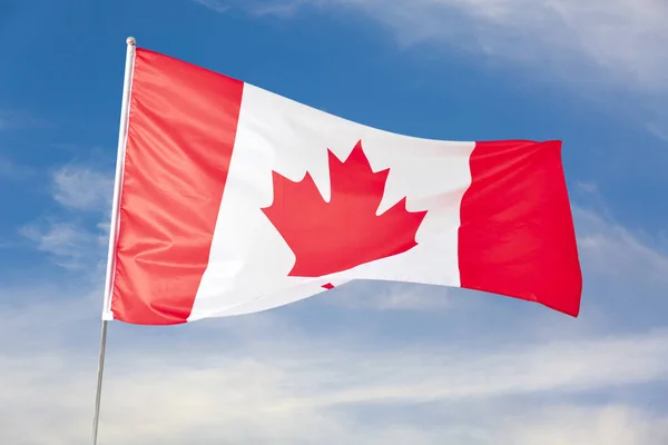 Nationale Vlag Van Canada Tegen Blauwe Lucht — Stockfoto