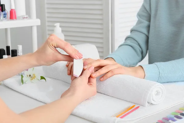 Maestro Manicura Trabajando Con Cliente Femenino Salón Belleza —  Fotos de Stock