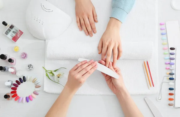 Mestre Manicure Trabalhando Com Cliente Feminino Salão Beleza — Fotografia de Stock