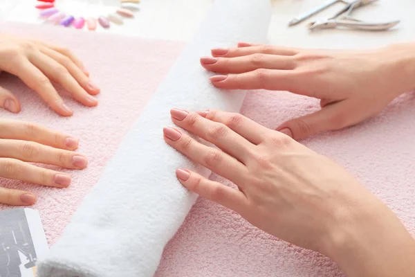 Maestro Manicura Trabajando Con Cliente Femenino Salón Belleza Primer Plano — Foto de Stock