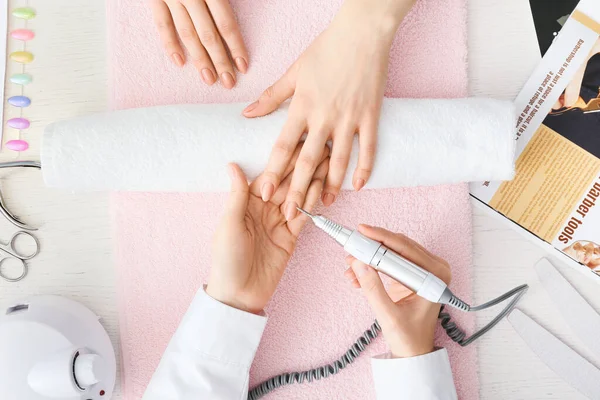 Maestro Manicura Trabajando Con Cliente Femenino Salón Belleza — Foto de Stock