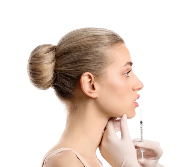 Mujer Joven Recibiendo Inyección Relleno Labios Sobre Fondo Blanco — Foto de Stock