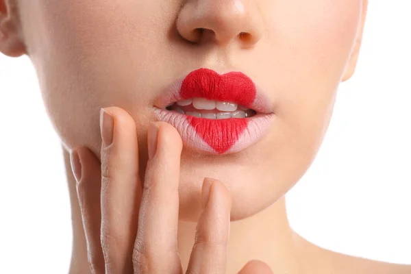 Mooie Jonge Vrouw Met Hart Geschilderd Lippen Tegen Witte Achtergrond — Stockfoto