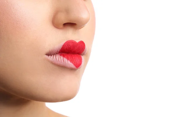 Mooie Jonge Vrouw Met Hart Geschilderd Lippen Tegen Witte Achtergrond — Stockfoto