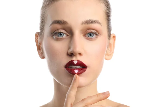 Mooie Jonge Vrouw Met Harten Lippen Tegen Witte Achtergrond — Stockfoto
