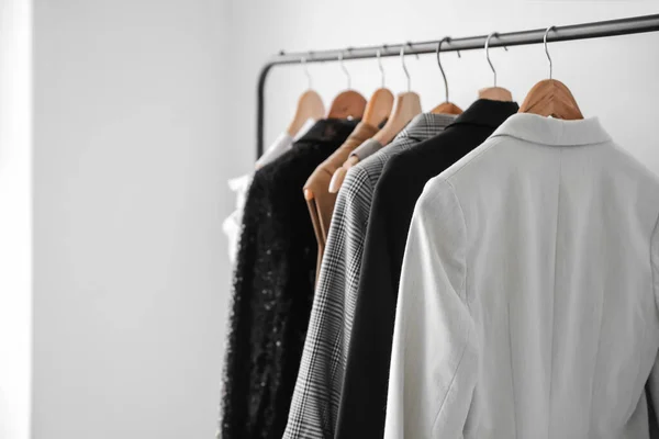 Rack Met Stijlvolle Kleding Buurt Van Lichte Muur — Stockfoto