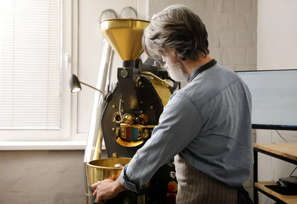 Senior Man Met Moderne Koffiebranderij — Stockfoto
