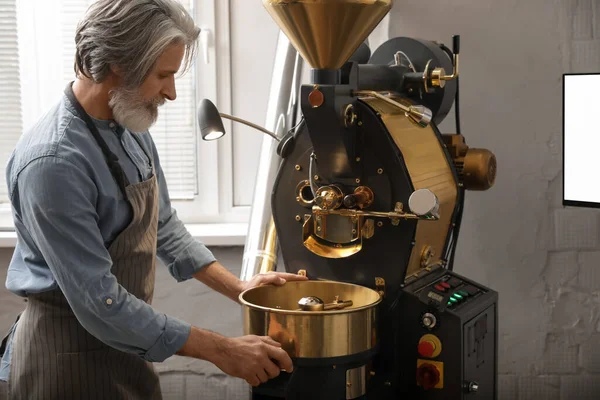 Senior Man Met Moderne Koffiebranderij — Stockfoto
