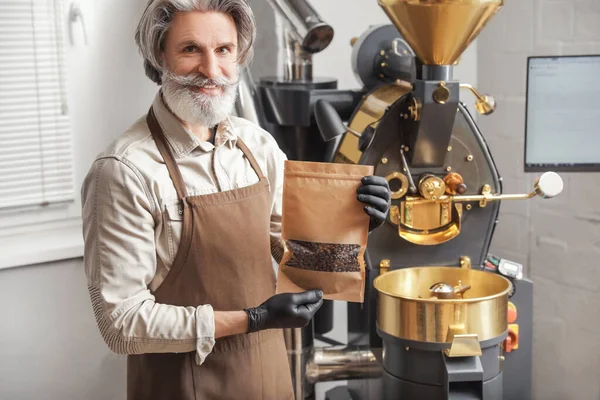 Senior Man Met Zak Gebrande Koffiebonen Binnen — Stockfoto