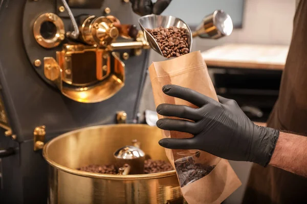 Man Verpakking Koffiebonen Het Roosteren — Stockfoto
