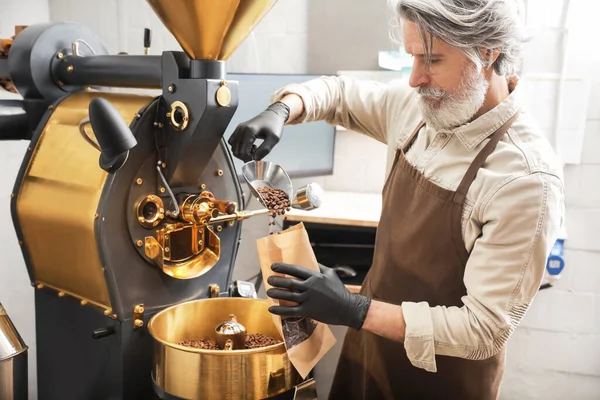 Senior Man Packaging Coffee Beans Roasting — Stock Photo, Image