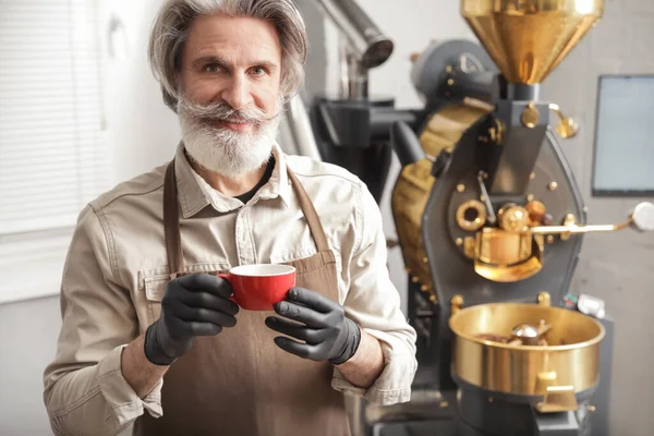 Senior Man Met Kopje Hete Koffie Binnen — Stockfoto