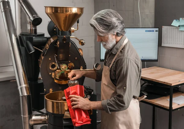 Senior Man Verpakking Koffiebonen Het Roosteren — Stockfoto