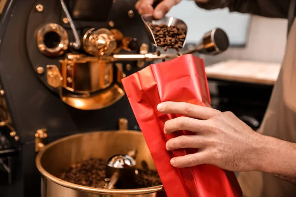 Senior Man Verpakking Koffiebonen Het Roosteren — Stockfoto