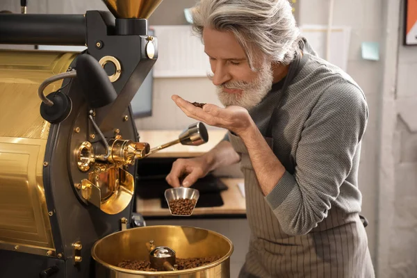 Senior Man Using Modern Coffee Roaster — Stock Photo, Image
