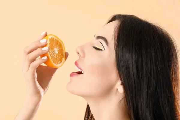 Mulher Bonita Com Laranja Fundo Cor — Fotografia de Stock