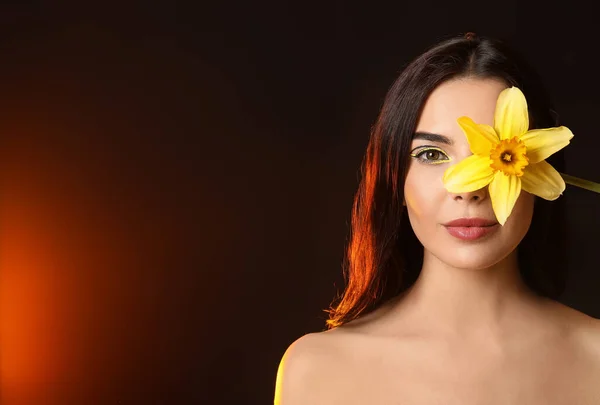 Vacker Ung Kvinna Med Snygg Makeup Och Blomma Mörk Bakgrund — Stockfoto