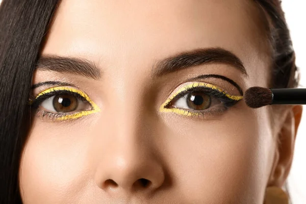 Vacker Ung Kvinna Tillämpa Makeup Närbild — Stockfoto