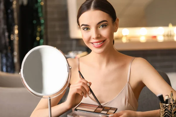 Hermosa Mujer Joven Con Aplicación Maquillaje Casa — Foto de Stock