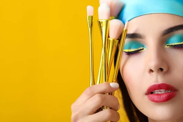 Hermosa Mujer Joven Con Pinceles Maquillaje Fondo Color —  Fotos de Stock