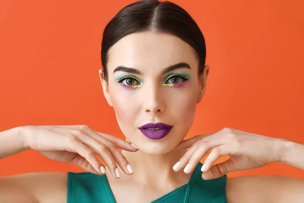 Hermosa Mujer Joven Con Maquillaje Elegante Fondo Color — Foto de Stock