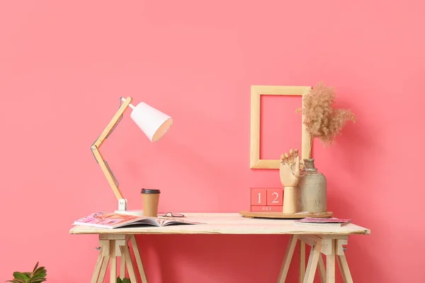 Moderne Tafel Met Lamp Decor Buurt Van Kleur Muur — Stockfoto