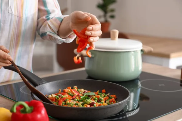 Woman Frying Vegetables Kitchen — Stock Photo, Image