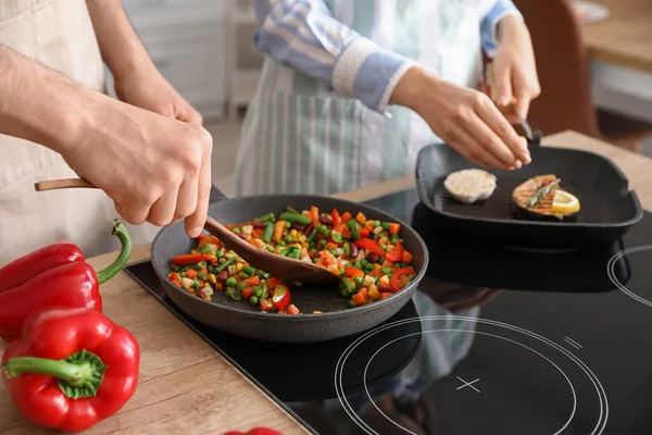 Young Couple Cooking Kitchen — Stock Photo, Image