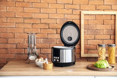 Modern çoklu tencere mutfaktaki masada.