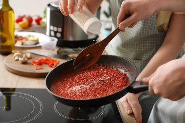 Genç çift mutfakta pirinç hazırlıyor.