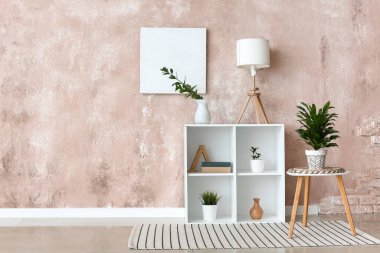 Çekmeceli, şık bir oda.