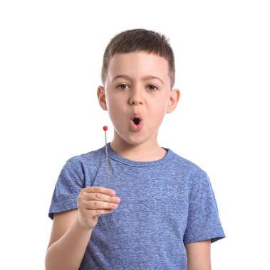 Beyaz arka planda konuşma düzeltmesi için logopedik aracı olan küçük çocuk