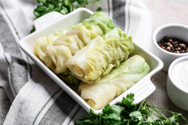 Pişmemiş lahana dürümlü fırın tabağı.