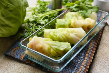 Pişmemiş lahana ruloları ve grunge arkaplanda pişirme yemeği.