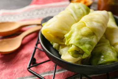 Kızartma tavası ve pişmemiş lahana ruloları, yakın plan.